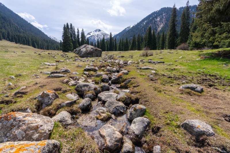 A wide-angle view of a mountain valley&nbsp;