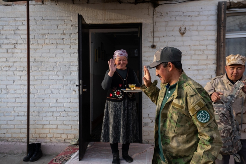 A man waving to a woman&nbsp;