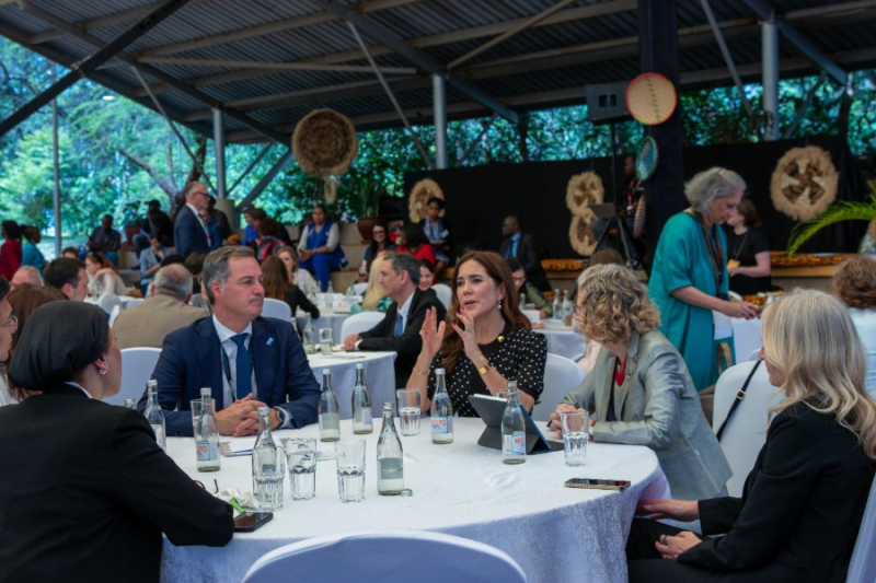 A group of people sitting at tables</p>
<p>AI-generated content may be incorrect.