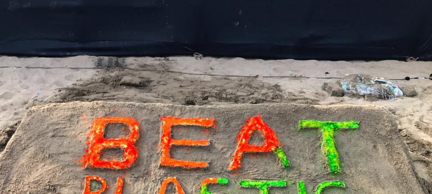 Two years after it first began, volunteers celebrate visible improvements on Mumbai’s Versova beach Photo: UNEP