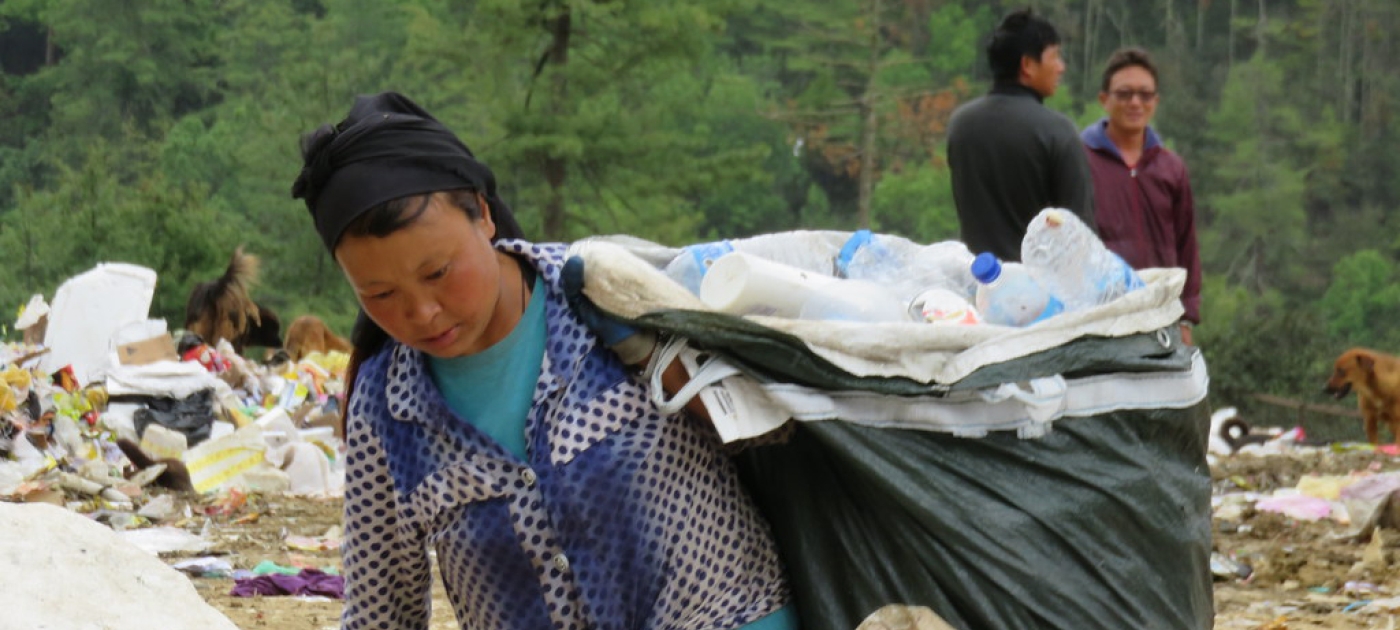 When waste works for women Una recolectora de desechos en Timbu, Bután. Foto de GRID-Arendal