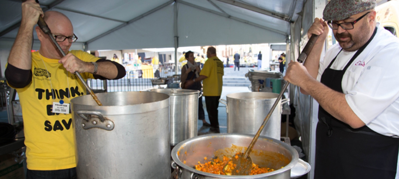 OzHarvest partners with the United Nations Environment Programme to feed 5000 people in Martin Place