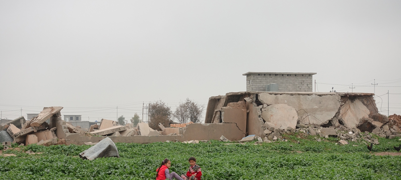 Iraq: Debris recycling to help displaced return, amidst COVID-19 outbreak risk Children playing around their flattened homes. Photo by UNEP