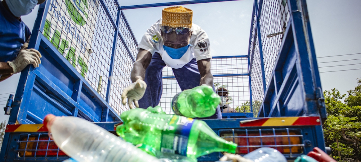 In beach town’s battle against plastic, echoes of a global crisis UNEP/Duncan Moore