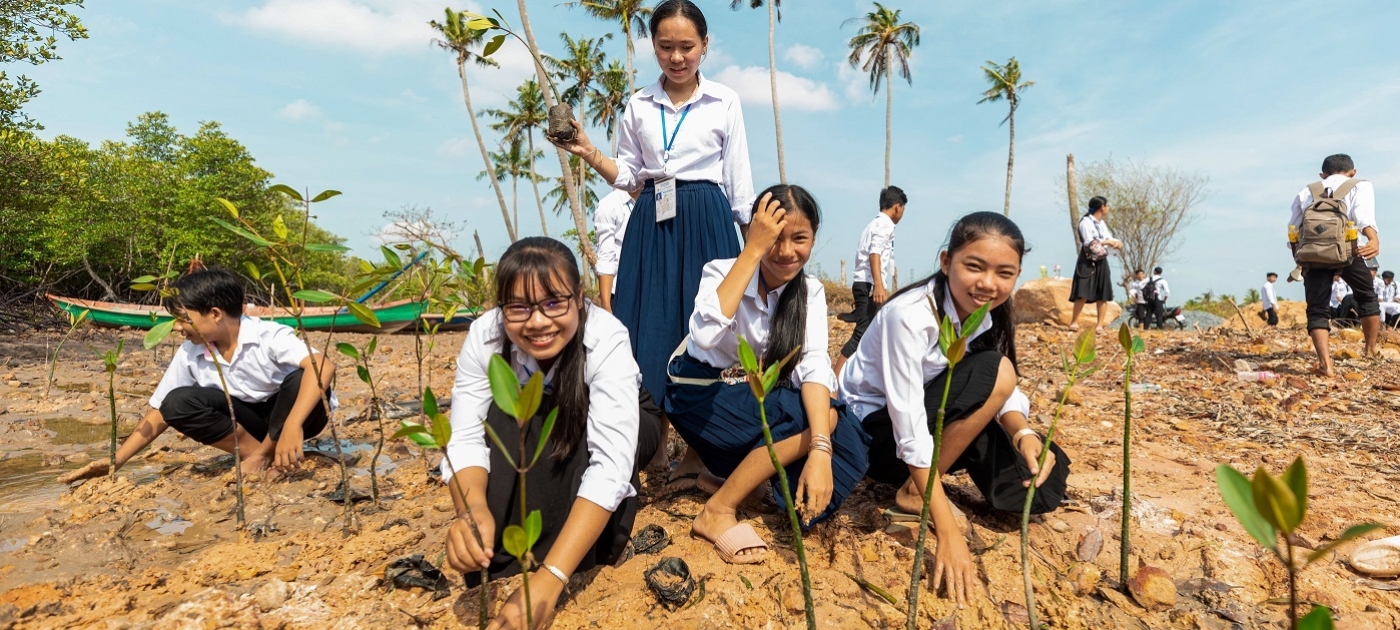 Young people band together to save the planet UNDP/Manuth Buth