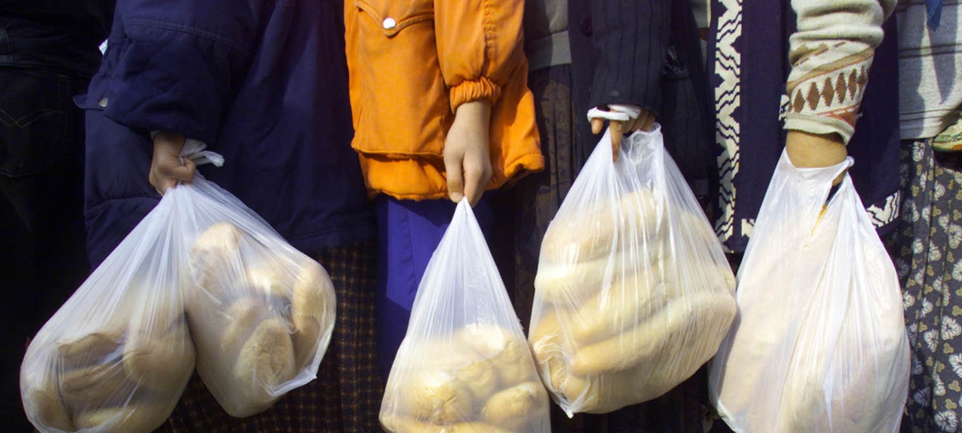 De sa naissance à son interdiction : une histoire du sac en plastique