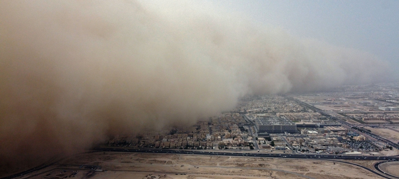 Las tormentas de arena causan peores estragos en las comunidades desérticas debido al cambio climático AFP/ Yasser Al-Zayyat