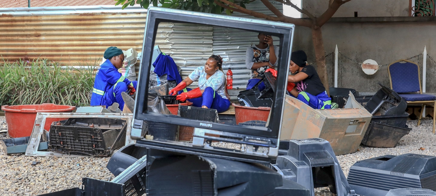Com o boom do lixo eletrônico, países procuram respostas Credit: AFP/Daniel Beloumou Olomo