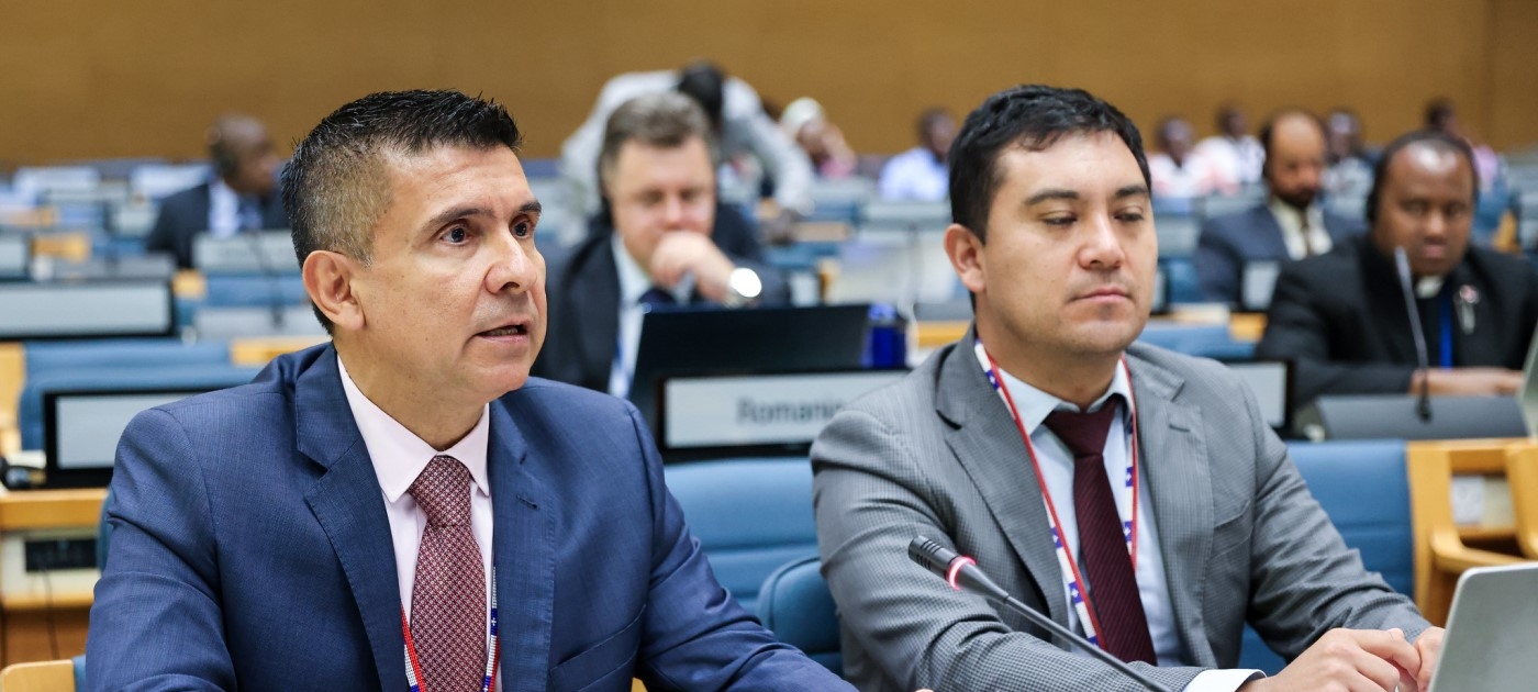 Two delegates listening to the discussion during a CPR meeting