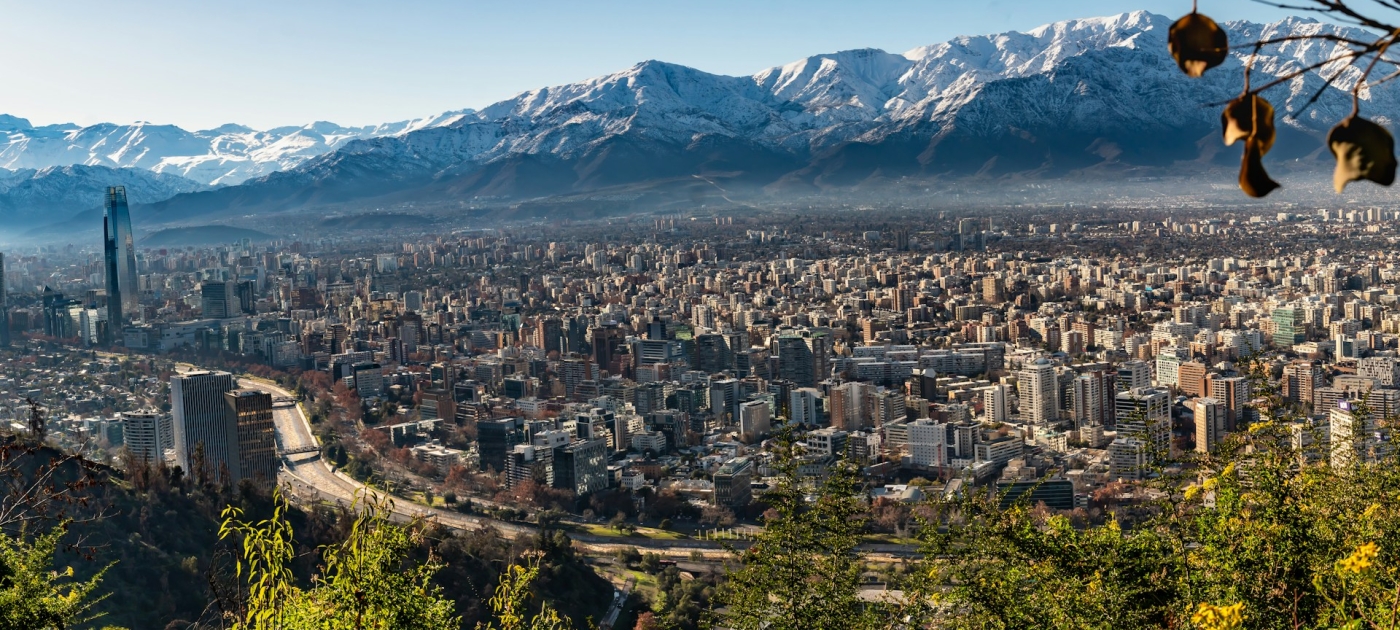 https://unsplash.com/it/foto/una-vista-panoramica-di-una-citta-con-le-montagne-sullo-sfondo-12-2SSF7OrE