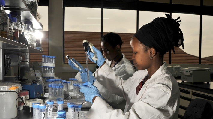 Women in a laboratory 