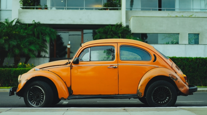 shallow focus photography of old orange Volkswagen Beetle