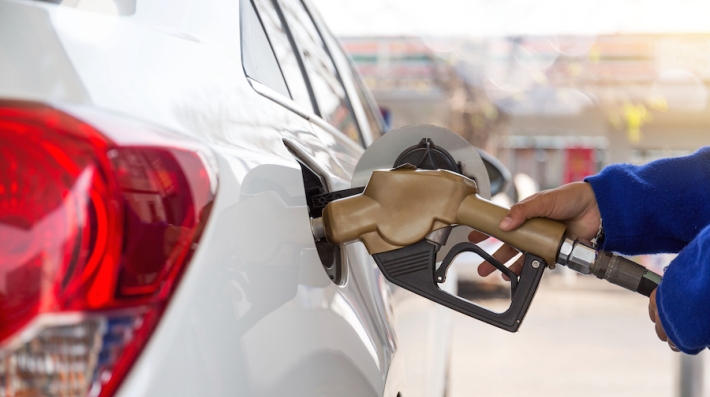 Bombeamento de combustível em posto de gasolina