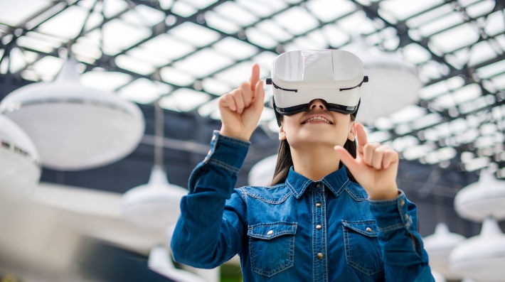 Uma mulher usando um óculos de realidade virtual