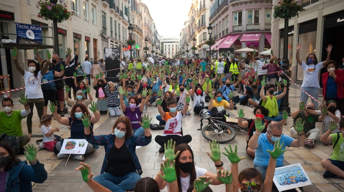 Pessoas manifestando em rua