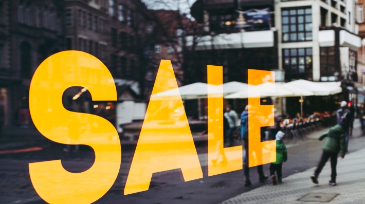 Shop window advertising Black Friday sale