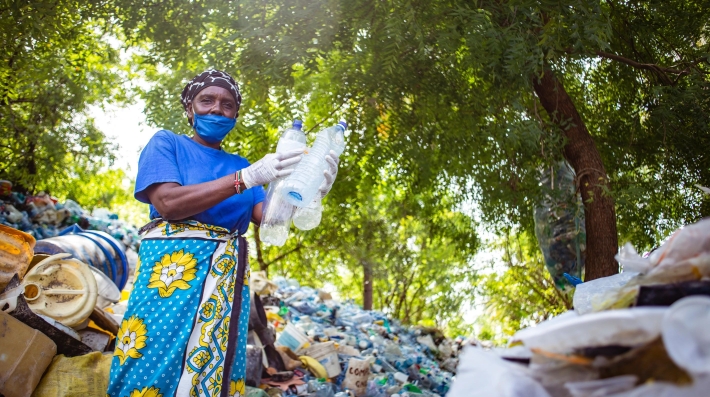 Mwanamke anachagua chupa katika eneo la Watamu, nchini Kenya