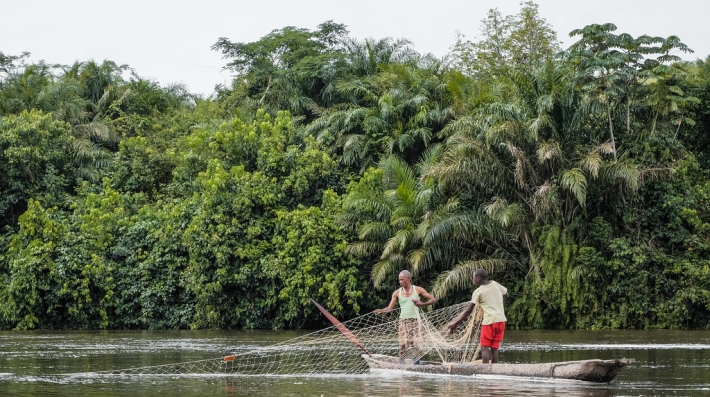 Fishing on Congo River. Photo: Axel Fassio / CIFOR 