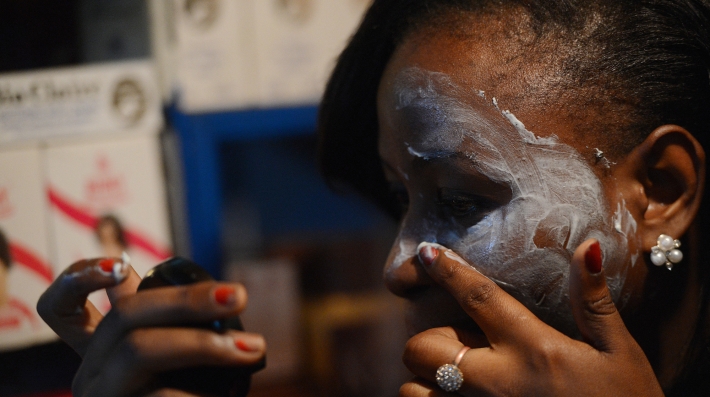 Una mujer se pone crema en la piel