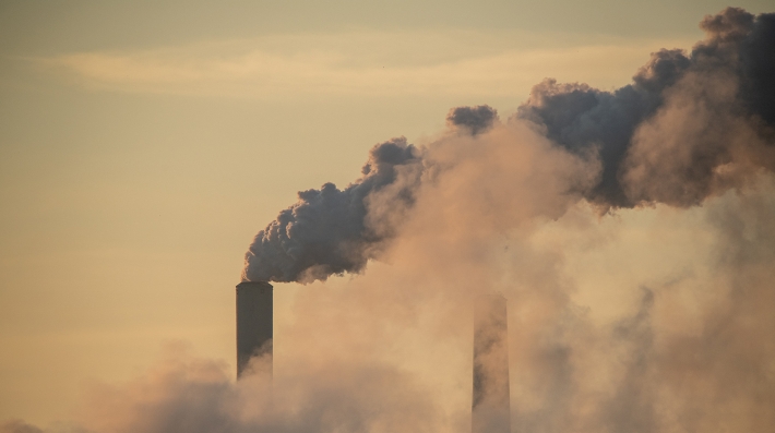 La chimenea de una central eléctrica emite una columna de humo