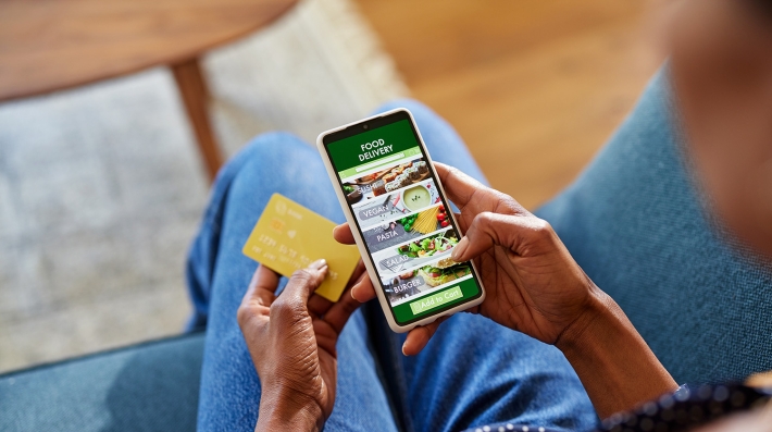 La entrega de alimentos a domicilio está en aumento en áreas urbanas. 