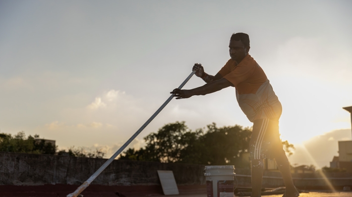 Foto de una persona pintando techos de blanco en Chenai 