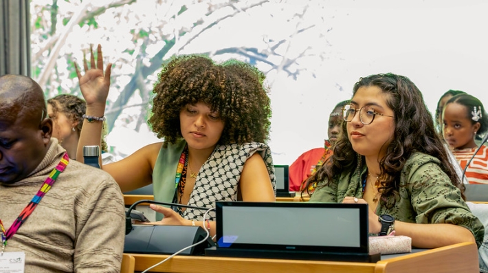 People in an audience talking 