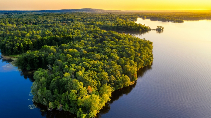 Vista aérea del Amazonas al atardecer
