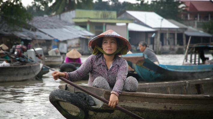 Mujer remando en su bote.