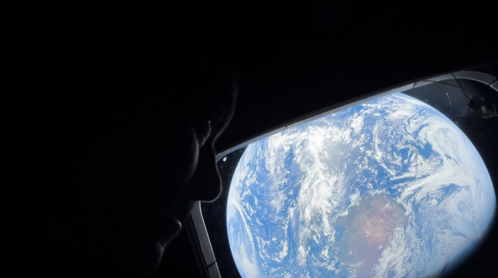Un astronauta observa la Tierra desde una nave espacial.