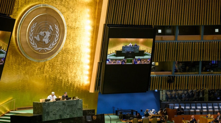 Uma foto de pessoas dentro da Assembleia Geral da ONU