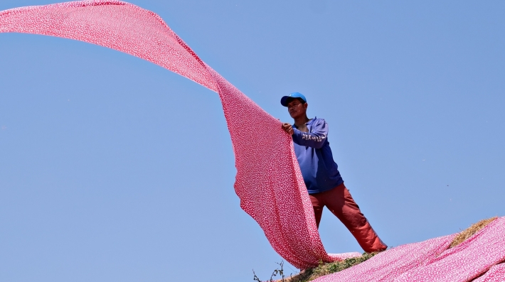 A man holding a long fabric